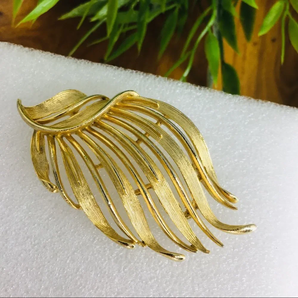 Vintage LISNER Brushed Matte Flower Leaf Brooch 4265